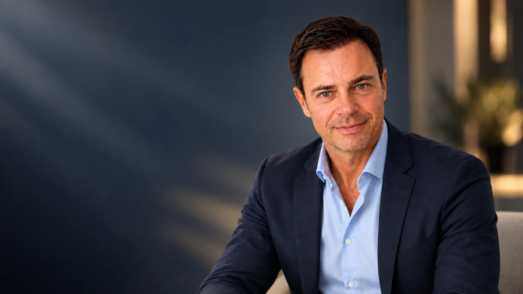Portrait professionnel de François Rosenblatt, veste bleu marine et chemise bleu clair